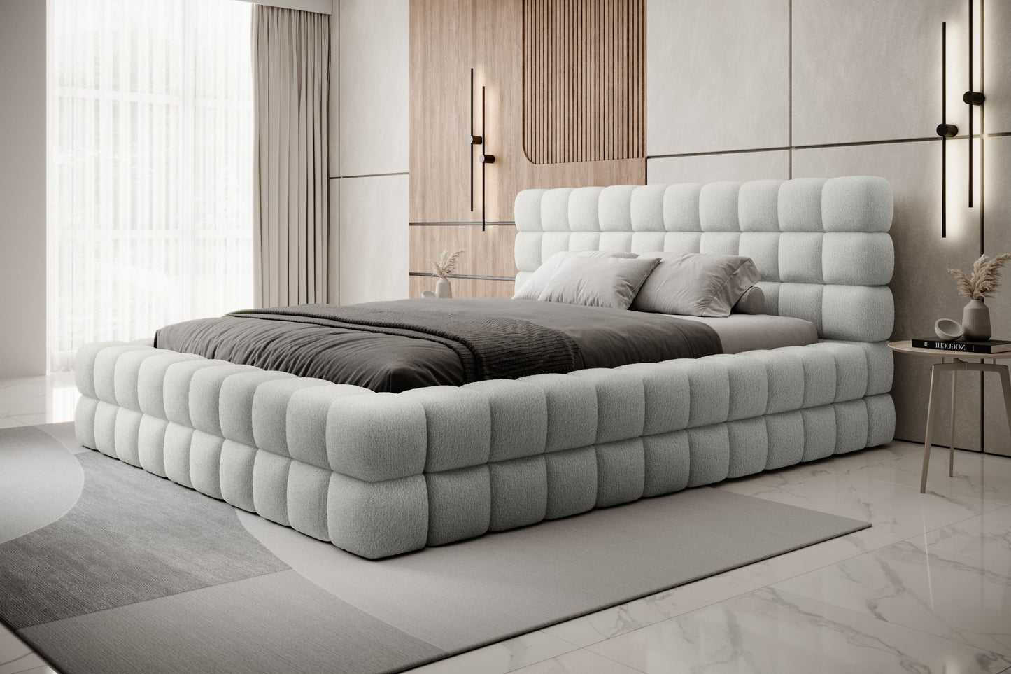 Łóżko tapicerowane Dizzle 160x200 cm w tkaninie Royal 01 biały, ujęcie z boku w minimalistycznej sypialni z dużymi oknami i szarym dywanem.