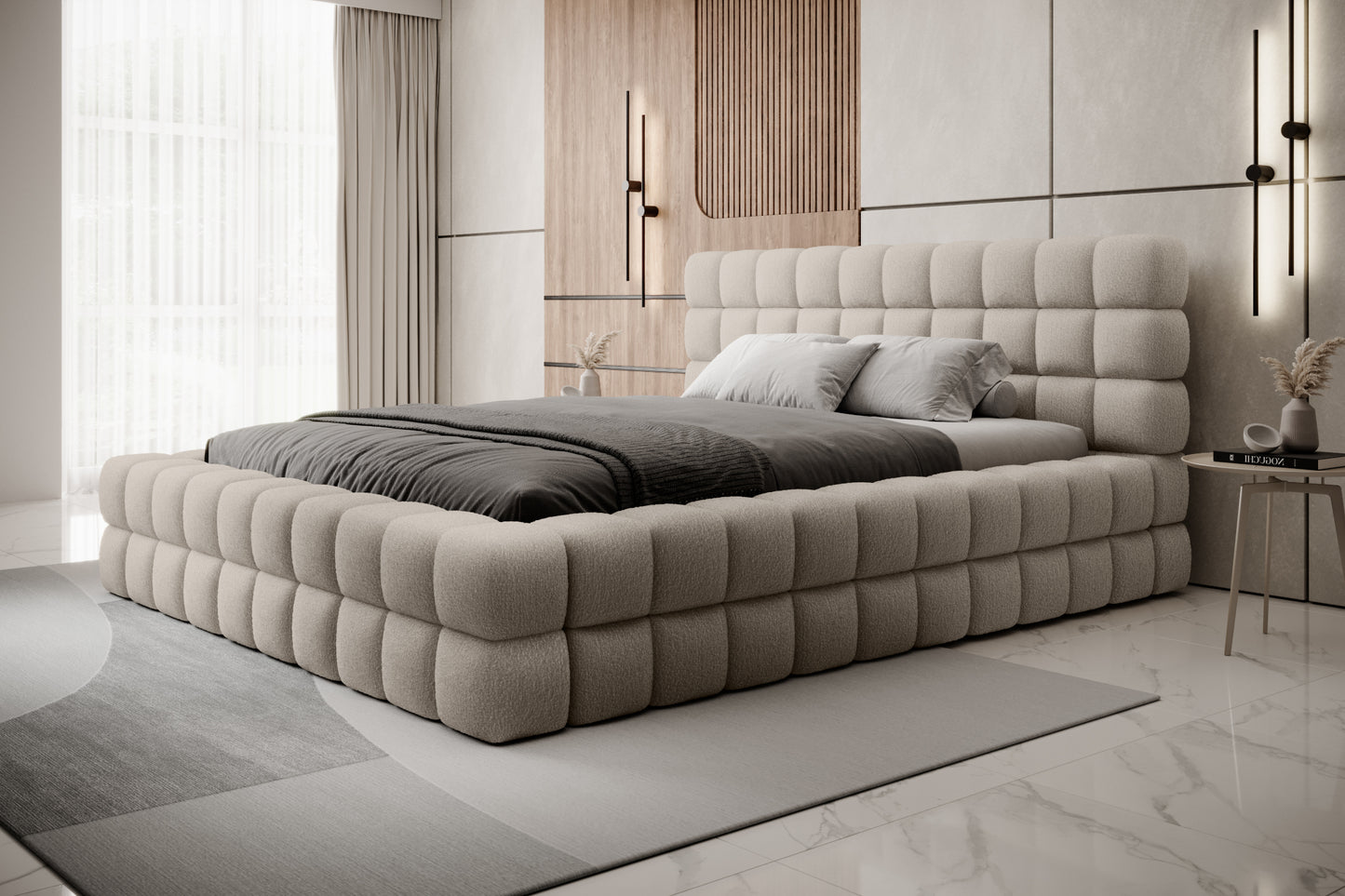 Łóżko tapicerowane Dizzle 160x200 cm w tkaninie Royal 18 beżowy, ujęcie z boku w minimalistycznym wnętrzu z dużymi oknami i miękkim dywanem.