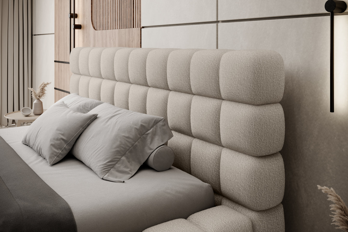Zbliżenie na pikowany zagłówek łóżka Dizzle 160x200 cm w tkaninie Royal 18 beżowy, z eleganckimi poduszkami w nowoczesnej sypialni.