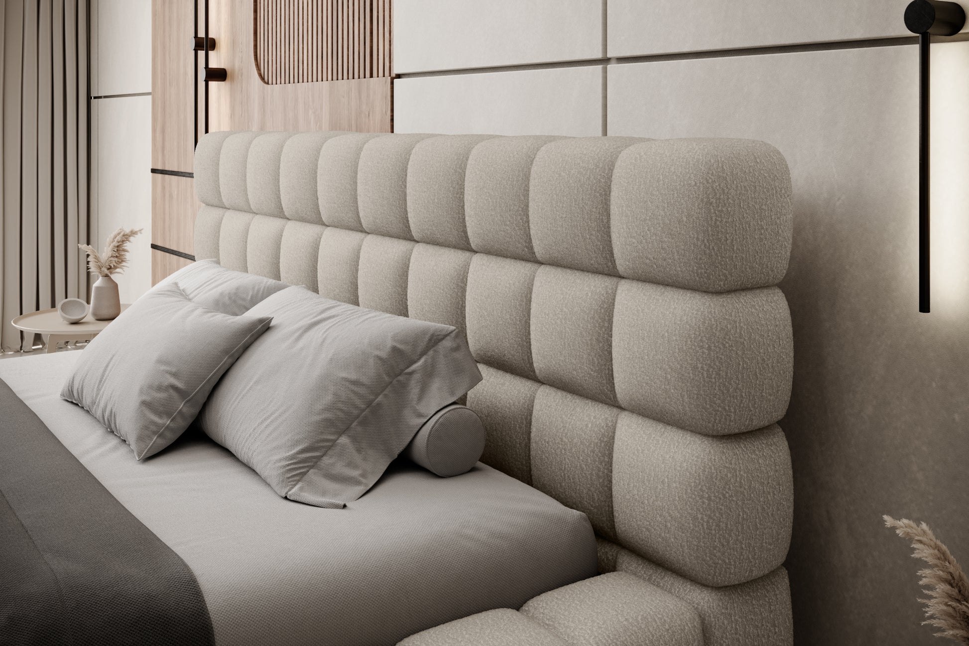 Zbliżenie na pikowany zagłówek łóżka Dizzle 180x200 cm w tkaninie Royal 20 beżowy, z eleganckimi poduszkami w nowoczesnej sypialni.