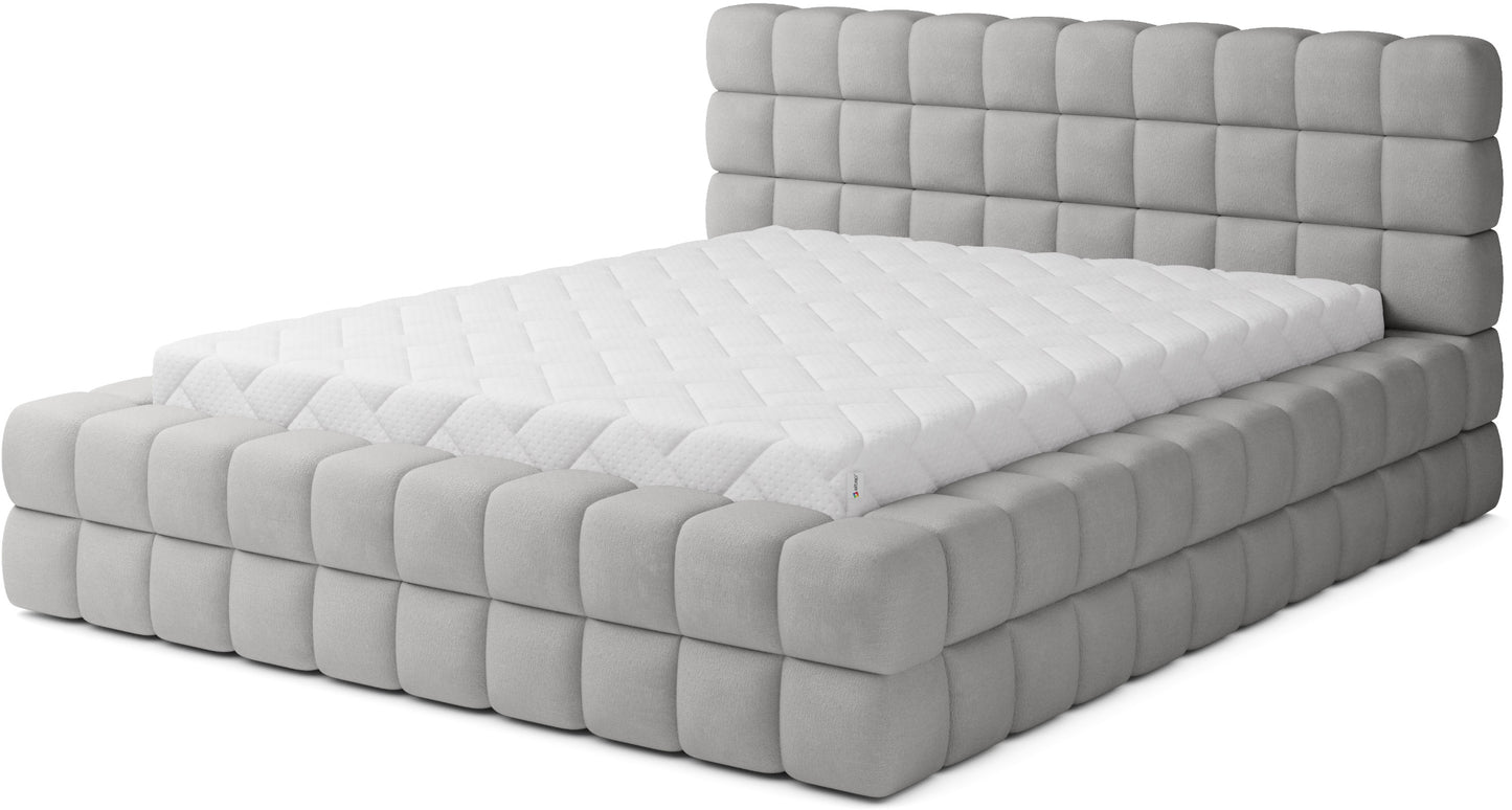 Łóżko tapicerowane Dizzle 140x200 cm w tkaninie Touch 03 jasnoszary, widok z przodu z wysokim pikowanym zagłówkiem i elegancką ramą.