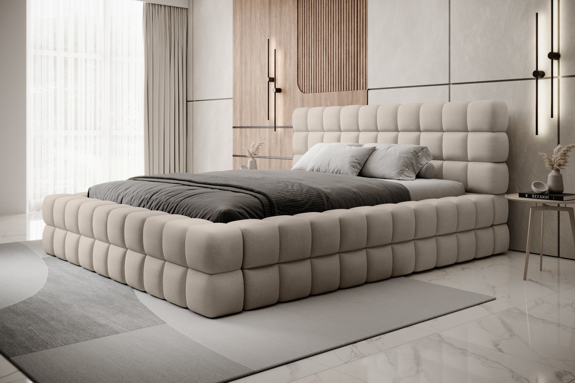 Łóżko tapicerowane Dizzle 140x200 cm w tkaninie Touch 18 jasnobeżowy, ujęcie z boku w minimalistycznym wnętrzu z dużymi oknami i jasnym dywanem.