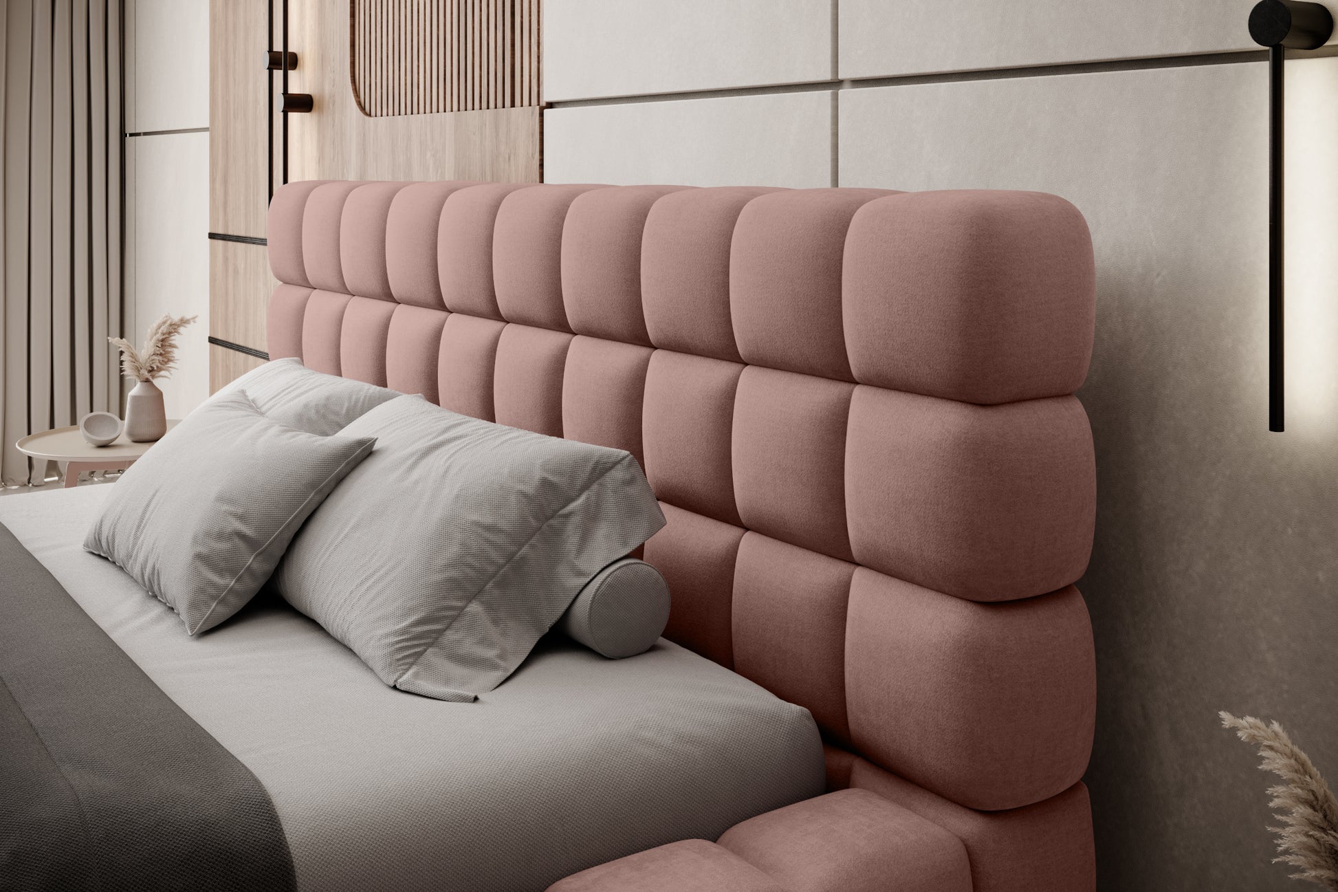 Zdjęcie zagłówka w łóżku sypialnianym, tapicerowanym, różowym.