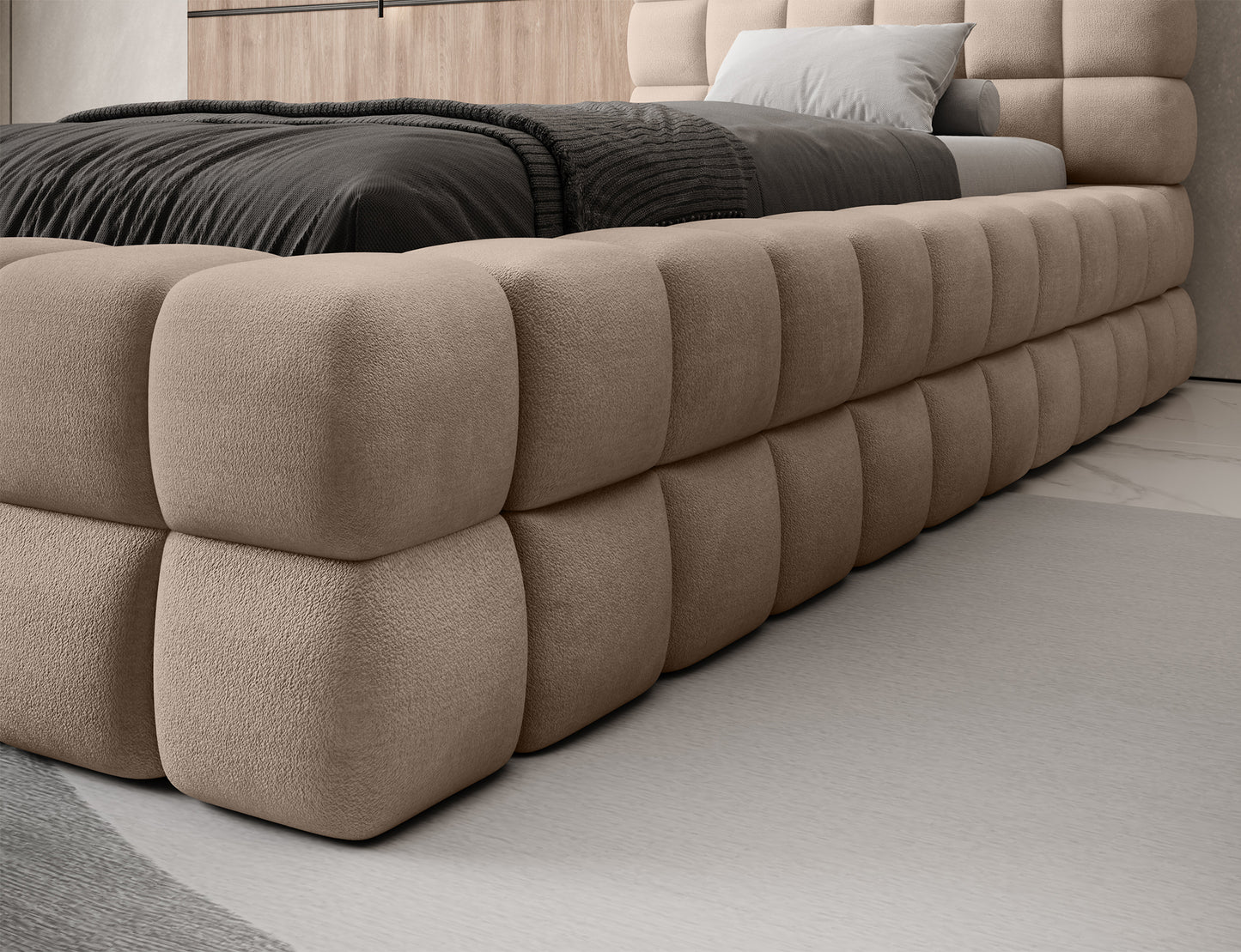 Detal bocznej części łóżka Dizzle 90 Amore 18 w beżowej tkaninie, podkreślający sześcienną formę pikowania.