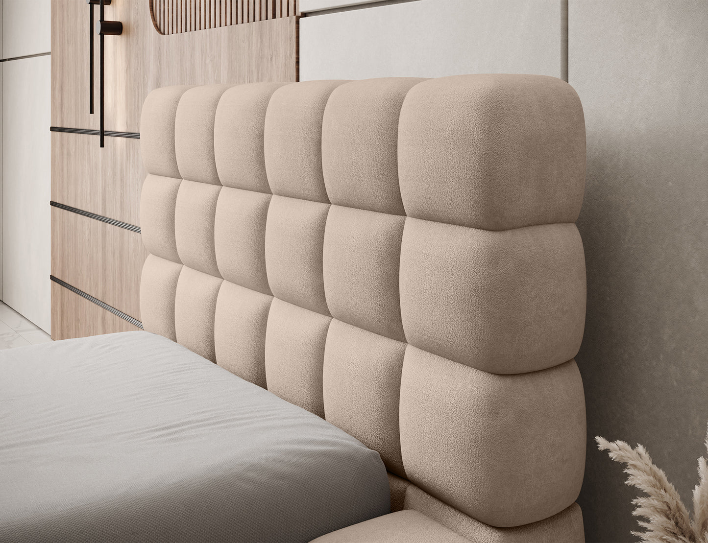 Zbliżenie na beżowy zagłówek łóżka Dizzle 90 Amore 18, ukazujące regularne przeszycia i miękką strukturę tkaniny.