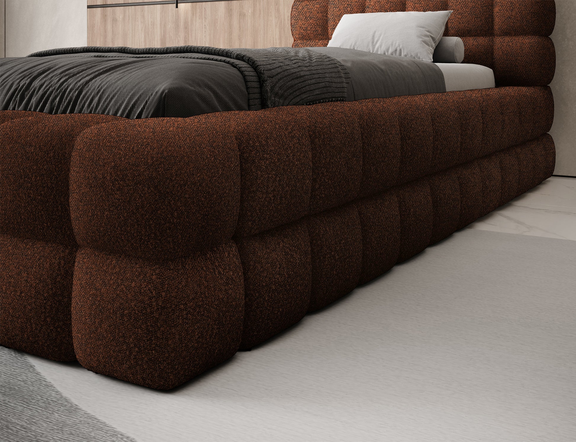 Fragment łóżka Dizzle 90 w tkaninie Jaffray 30 ceglanej, ujęcie boczne, wyrazista faktura tkaniny obiciowej w kolorze ceglastym.