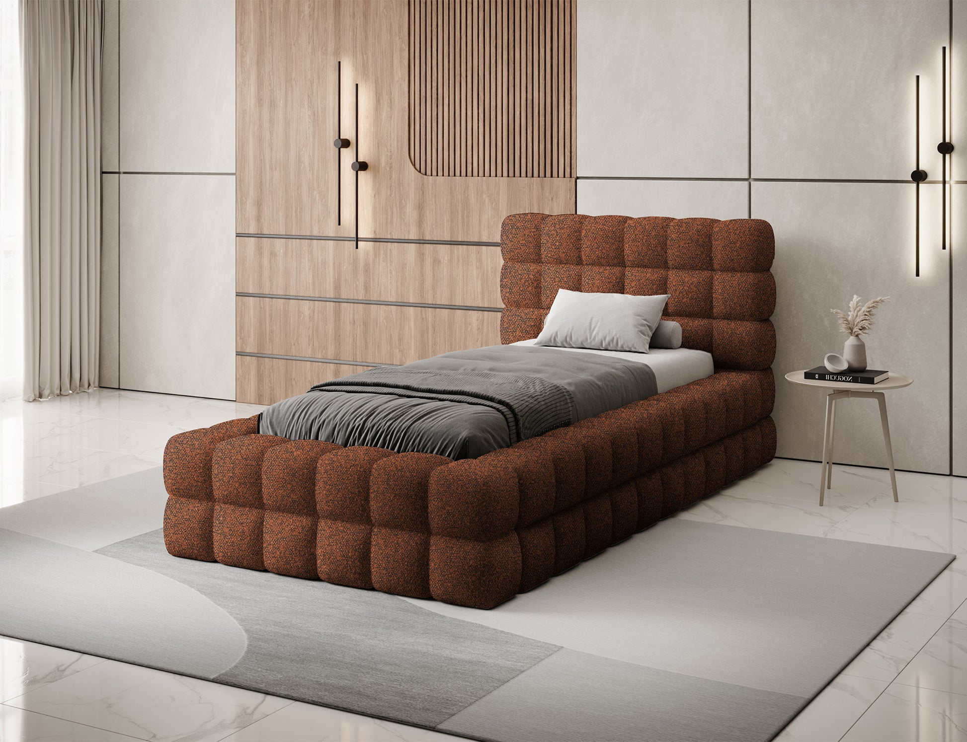 Nowoczesne łóżko Dizzle 90 w tkaninie Jaffray 30 ceglanej, widok aranżacyjny, wygodny zagłówek i solidna tapicerowana rama.