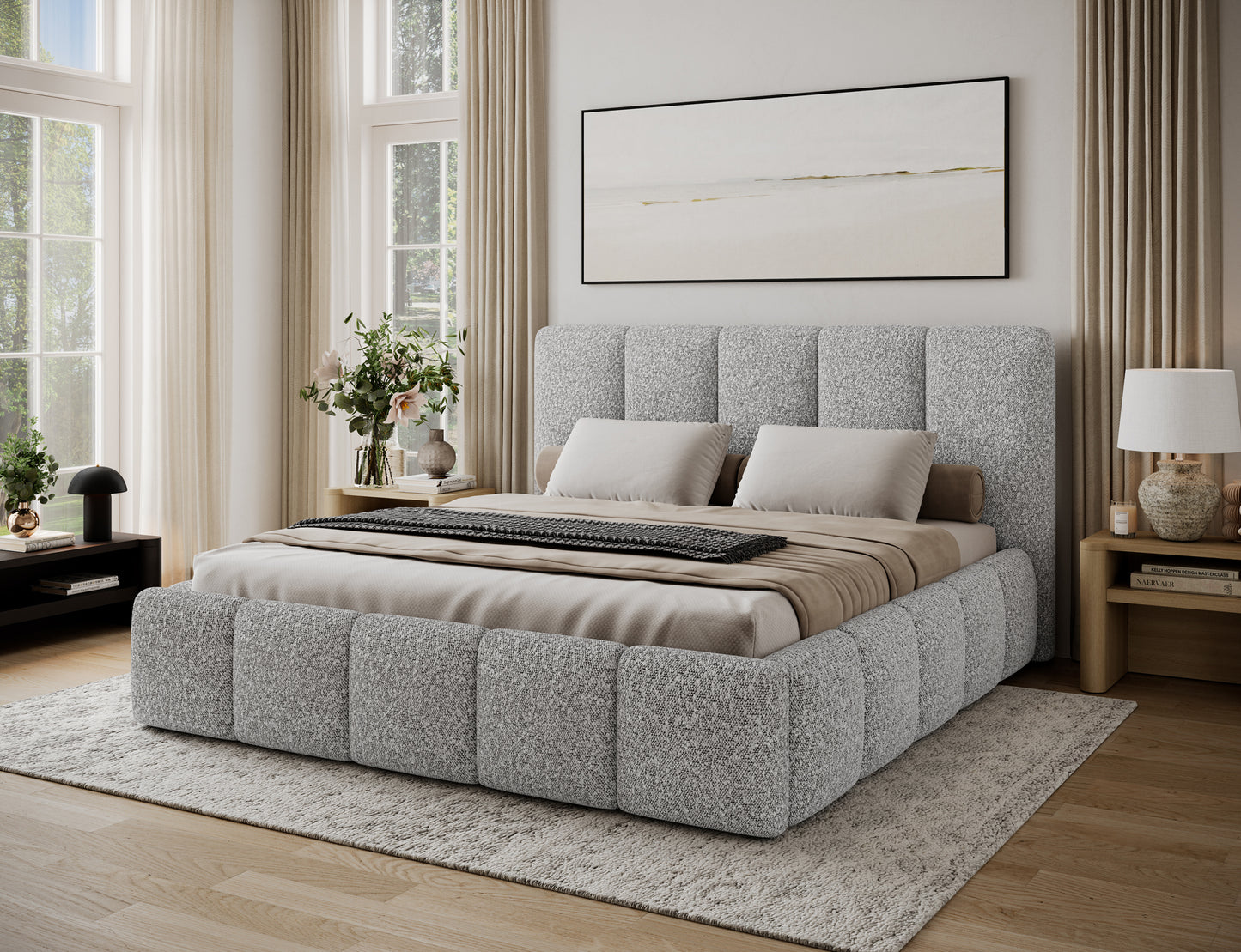 Łóżko Edvige z wysokim zagłówkiem i szeroką tapicerowaną ramą w jasnoszarej tkaninie bouclé, ujęcie skośne