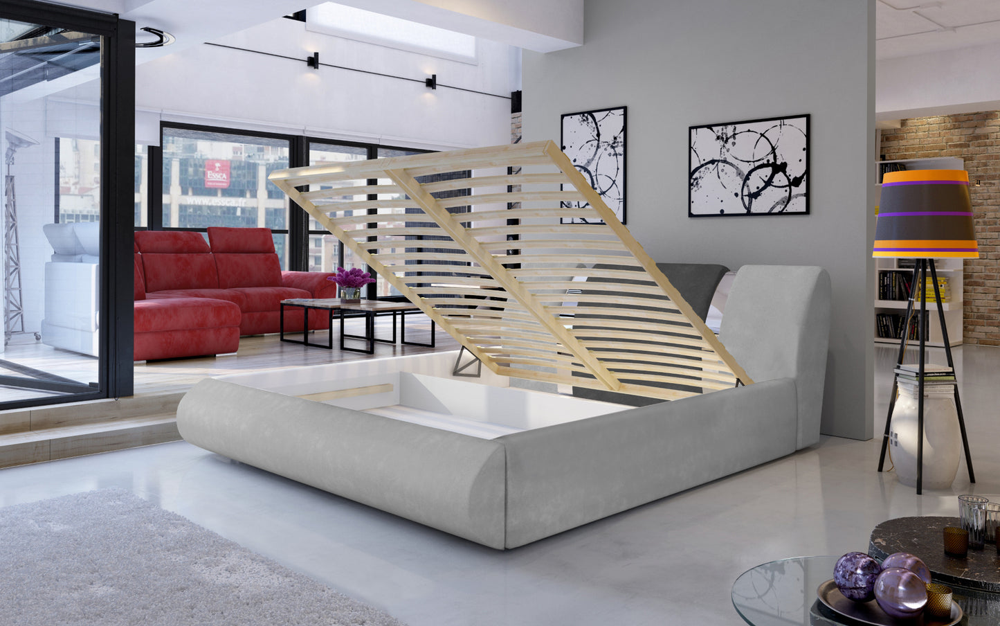 Łóżko Flavio 160x200 cm w tkaninie Paros 05 szary / Paros 06 ciemnoszary z podniesionym stelażem, prezentujące pojemnik na pościel w stylowym, loftowym wnętrzu.