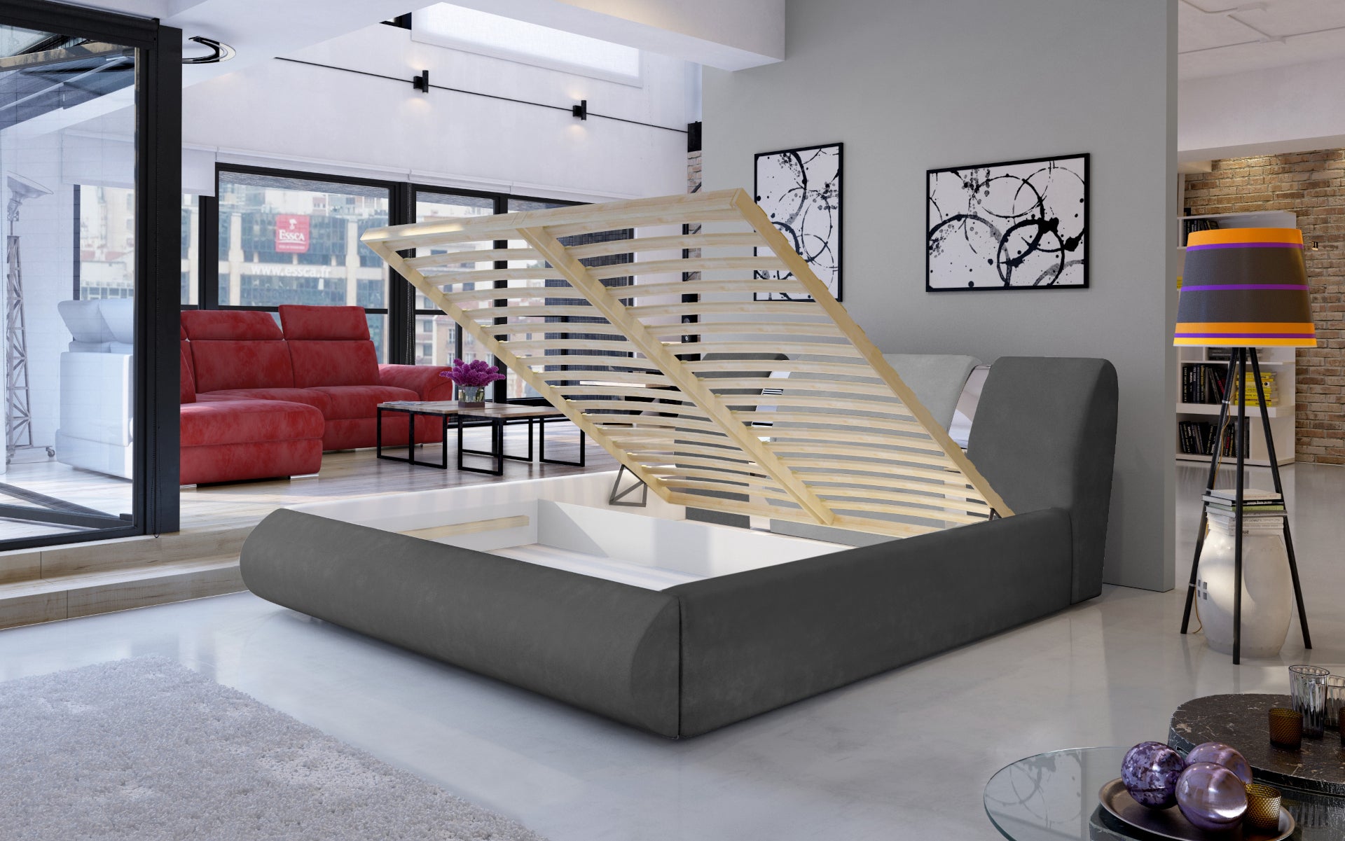 Łóżko Flavio 140x200 cm w tkaninie Paros 06 ciemnoszary / Paros 05 szary z podniesionym stelażem, pokazujące pojemnik na pościel w przestronnym, loftowym wnętrzu.