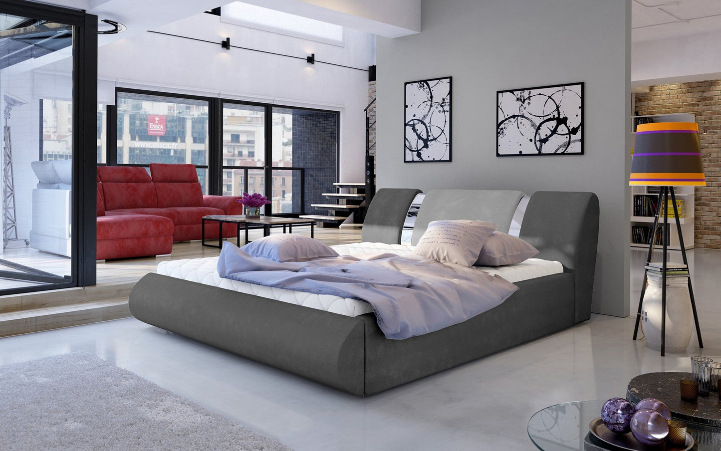 Łóżko Flavio 160x200 cm w kolorze Paros 06 ciemnoszary / Paros 05 szary ustawione w przestronnej, nowoczesnej sypialni z dużymi oknami i minimalistycznymi dodatkami.