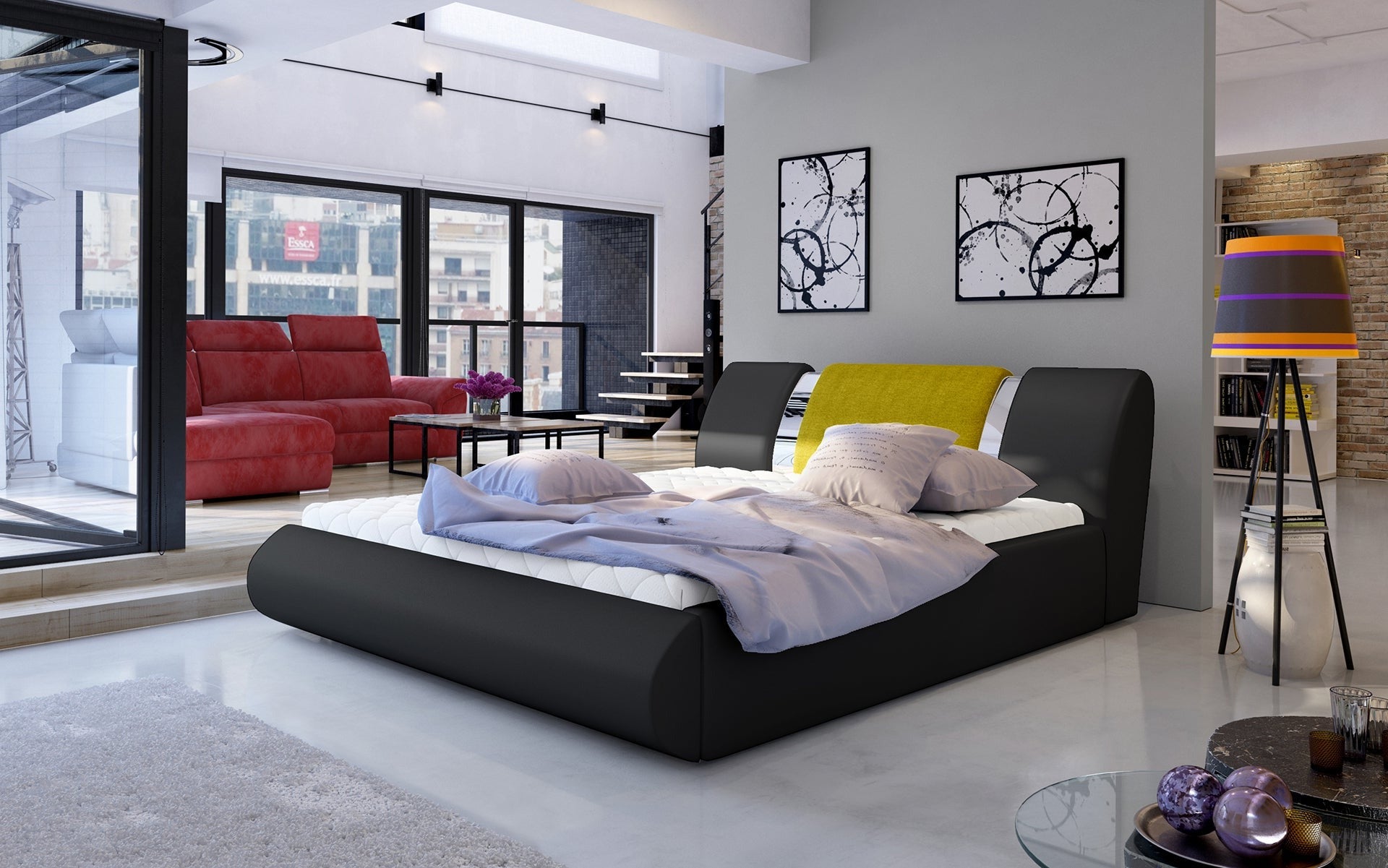 Łóżko Flavio 140x200 cm w kolorze Soft 11 czarny / Omega 68 miodowy ustawione w przestronnym, nowoczesnym salonie z dużymi oknami i dekoracyjnymi dodatkami.