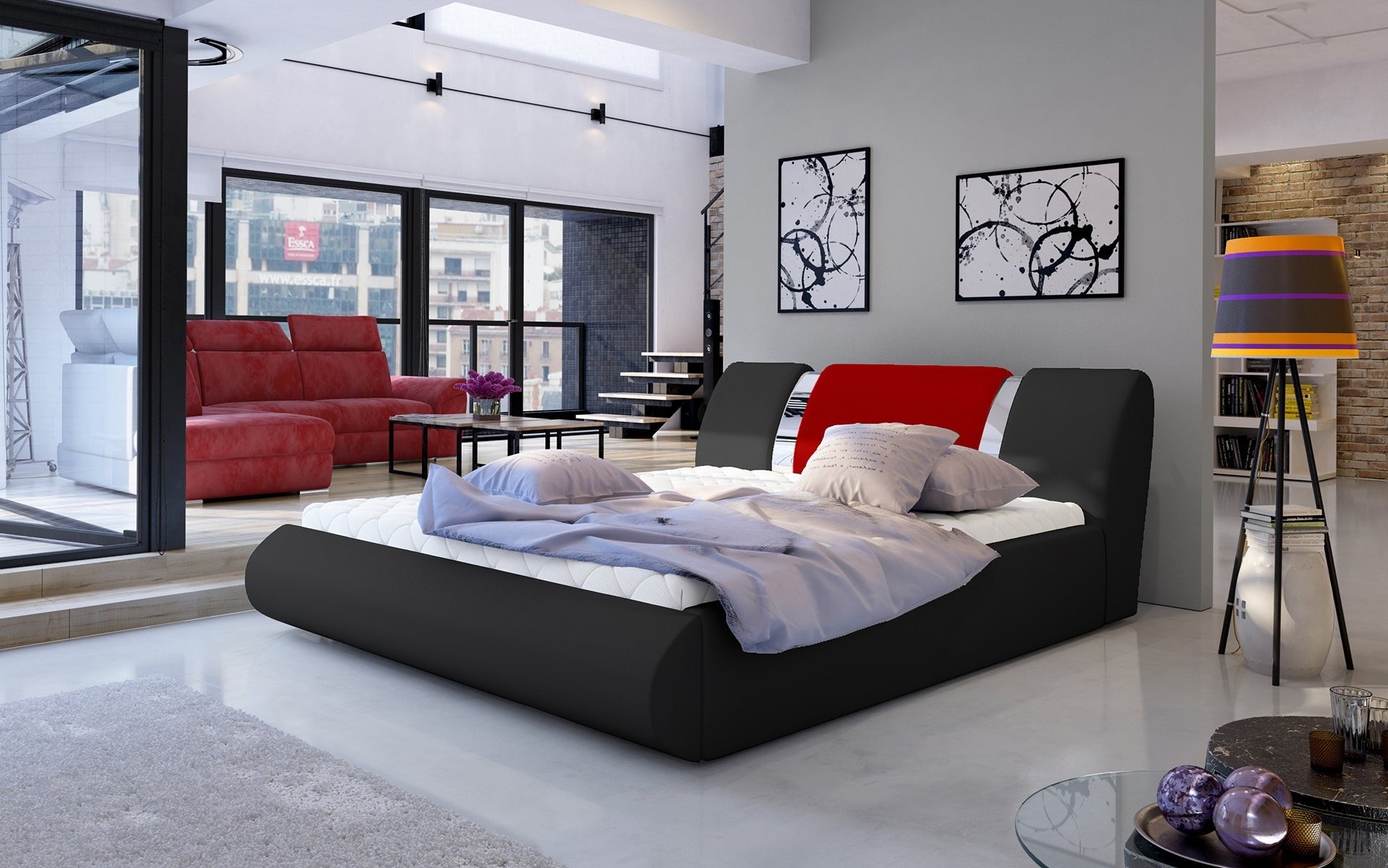 Łóżko Flavio 160x200 cm w kolorze Soft 11 czarny / Soft 10 czerwony ustawione w nowoczesnej, przestronnej sypialni z dużymi oknami i minimalistycznymi dodatkami.