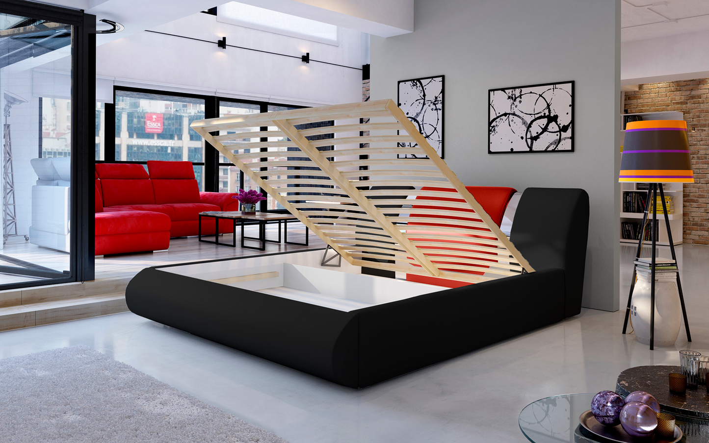 Łóżko Flavio 160x200 cm w tkaninie Soft 11 czarny / Soft 10 czerwony z podniesionym stelażem, prezentujące pojemnik na pościel w eleganckim, loftowym wnętrzu.