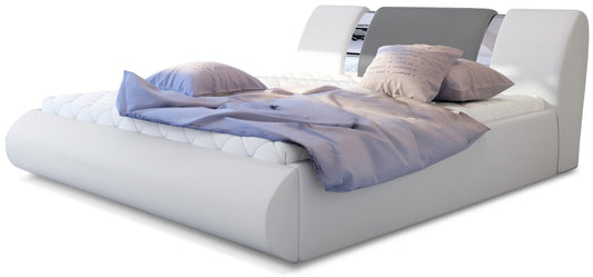 Łóżko tapicerowane Flavio 140x200 cm w tkaninie Soft 17 biały z panelami Soft 29 szary, ujęcie z przodu z elegancką, jasną pościelą.