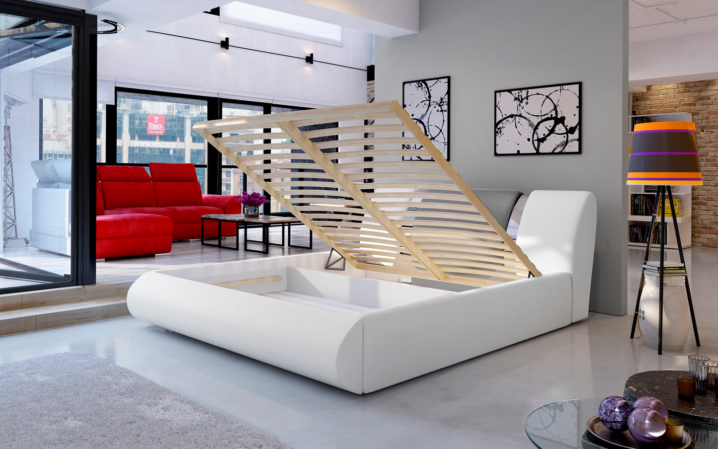 Łóżko Flavio 180x200 cm w tkaninie Soft 17 biały / Soft 29 szary z podniesionym stelażem, prezentujące pojemnik na pościel w eleganckim, loftowym wnętrzu.