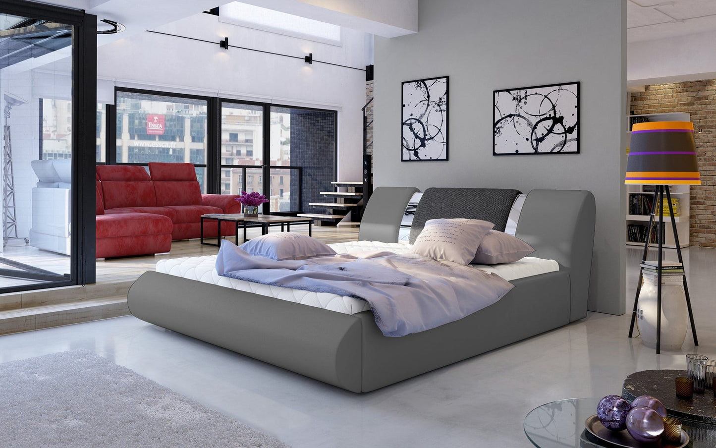 Łóżko Flavio 140x200 cm w kolorze Soft 29 szary / Inari 96 ciemnoszary ustawione w nowoczesnej, przestronnej sypialni z dużymi oknami i minimalistycznymi dodatkami.