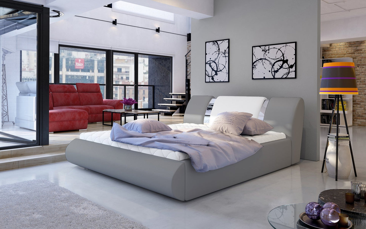Łóżko Flavio 180x200 cm w kolorze Soft 29 szary / Soft 17 biały ustawione w nowoczesnej, przestronnej sypialni z dużymi oknami i minimalistycznymi dodatkami.