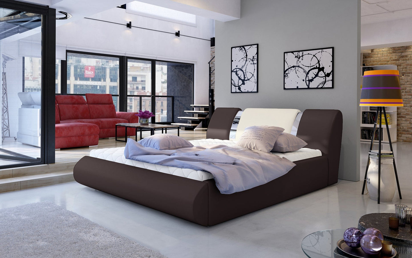 Łóżko Flavio 160x200 cm w kolorze Soft 66 brązowy / Soft 33 beżowy ustawione w przestronnej, nowoczesnej sypialni z dużymi oknami i naturalnymi dodatkami.