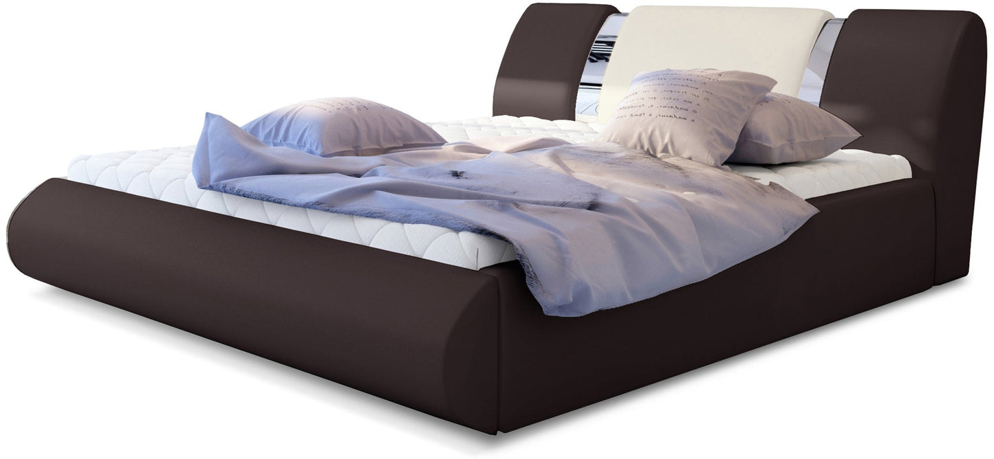 Łóżko tapicerowane Flavio 160x200 cm w tkaninie Soft 66 brązowy z panelami Soft 33 beżowy, ujęcie z przodu z elegancką, jasną pościelą.