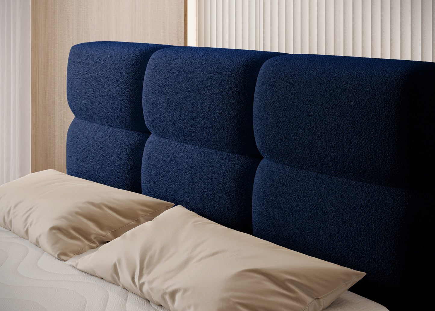 Zbliżenie na zagłowie łóżka Kasped w tkaninie Paolli 40 niebieskiej, miękkie przeszycia i tapicerowane panele w eleganckim stylu.