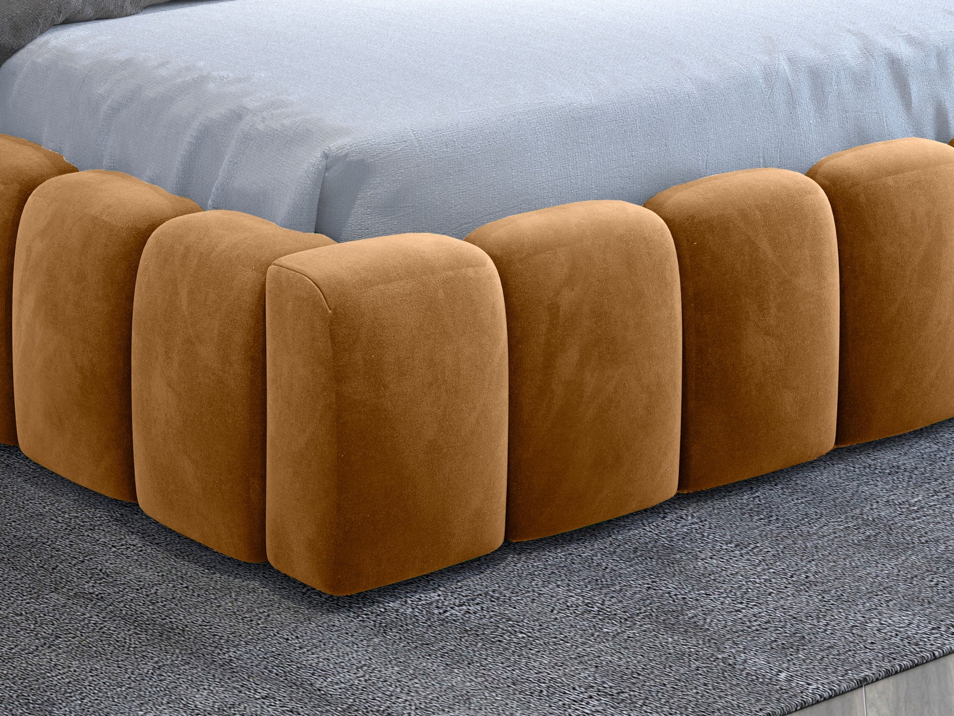 Zbliżenie na dolną część ramy łóżka Lamica Monolith 48 miodowy (140 × 200 cm) – charakterystyczne, zaokrąglone moduły pikowania w ciepłym, miodowym odcieniu.