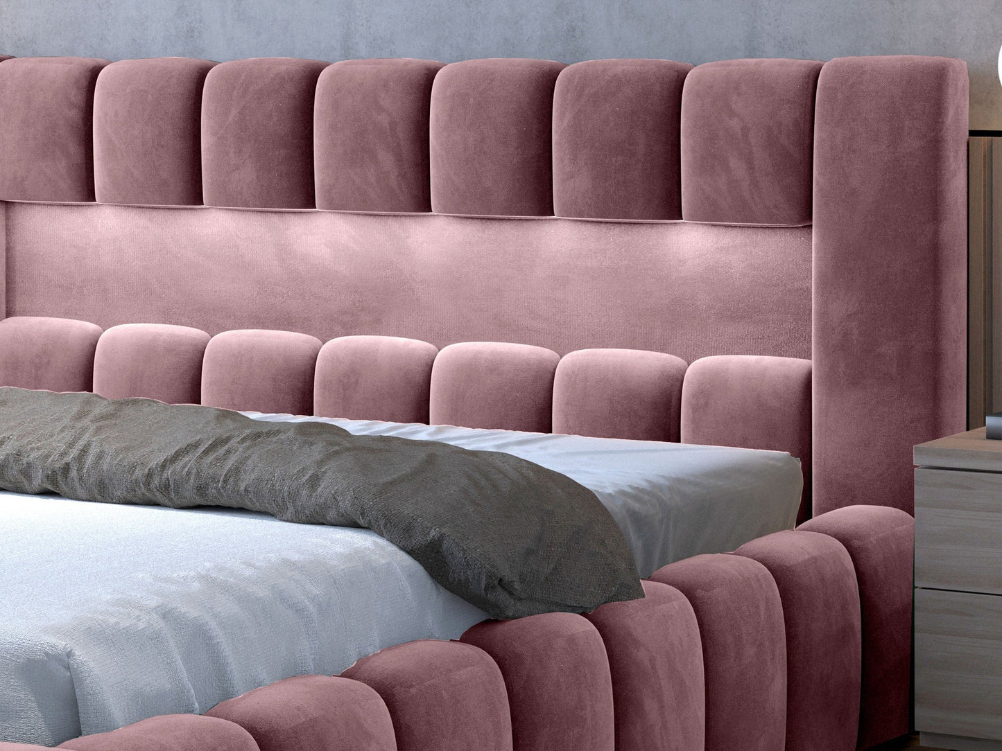 Detal górnej listwy zagłówka łóżka Lamica Monolith 63 różowy (140 × 200 cm) – równomierne, zaokrąglone moduły pikowania i aksamitna faktura tkaniny.
