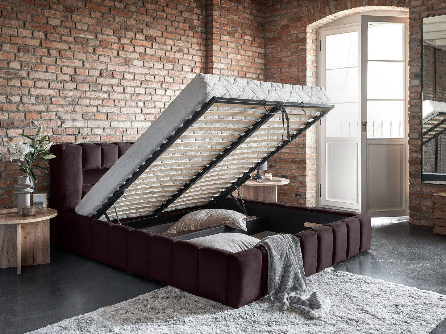 Otwarty pojemnik pod materacem w łóżku Lamica 160x200, Monolith 29 brązowy — aranżacja loftowa.