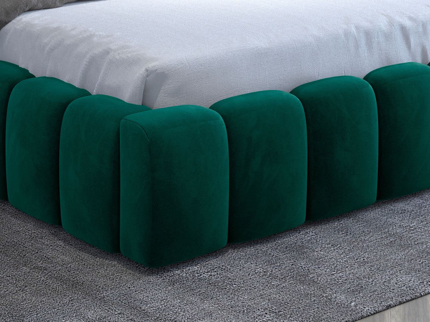 Bok łóżka Lamica 160x200 w tkaninie Monolith 37 butelkowozielony — zbliżenie modułowej, zaokrąglonej ramy przy podłodze.