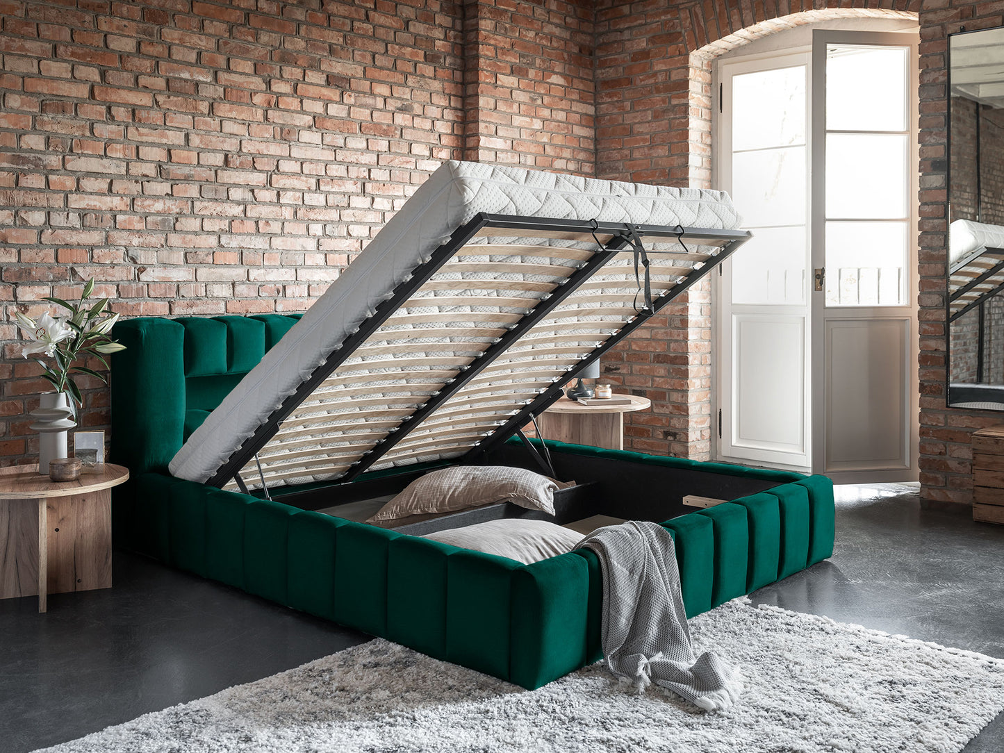 Otwarty pojemnik pod materacem w łóżku Lamica 160x200, Monolith 37 butelkowozielony — aranżacja loftowa.