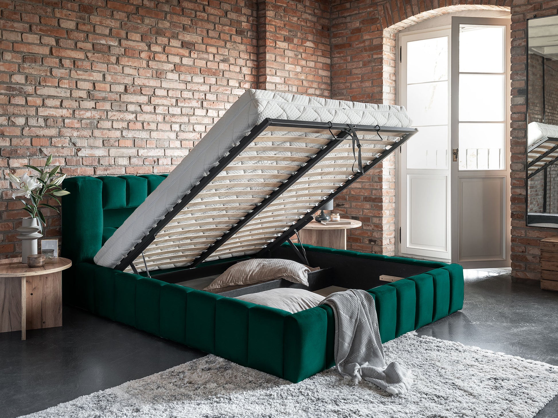 Otwarty pojemnik pod materacem w łóżku Lamica 160x200, Monolith 37 butelkowozielony — aranżacja loftowa.