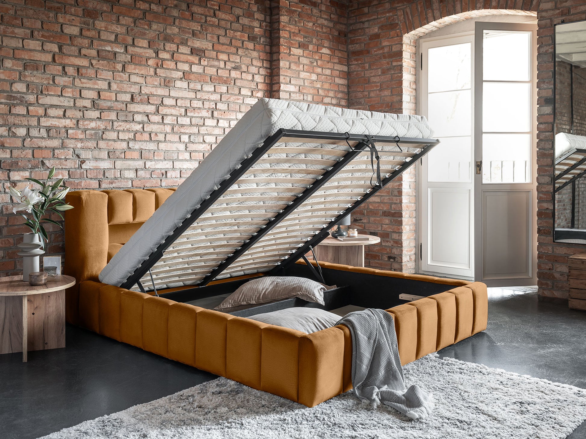 Pojemnik pod materacem w łóżku Lamica 160x200, Monolith 48 miodowy — ujęcie boczne w stylu loft.