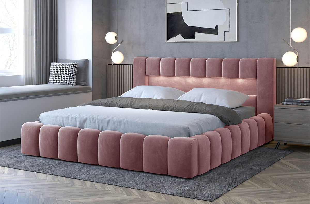 Łóżko Lamica 160x200 w aranżacji sypialni, Monolith 63 różowy, niski miękki korpus i zagłówek z LED.
