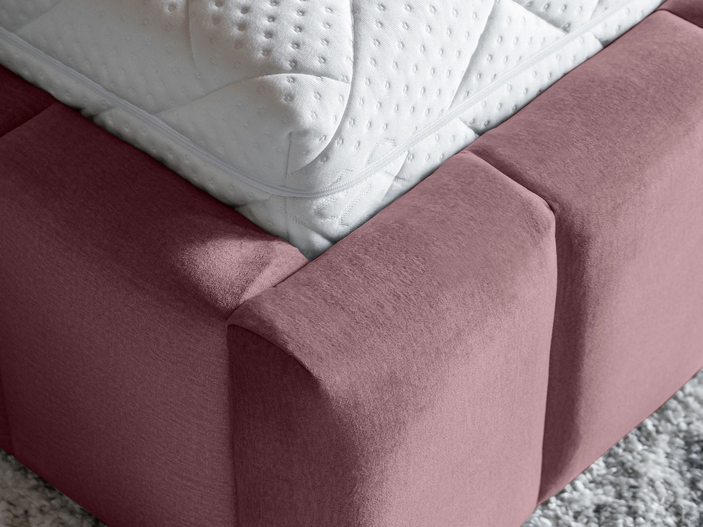 Detal narożnika łóżka Lamica 160x200, Monolith 63 różowy — gładkie przeszycia i miękka krawędź.