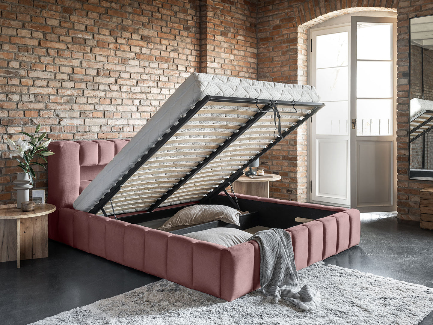 Otwarty pojemnik pod materacem w łóżku Lamica 160x200, Monolith 63 różowy — ujęcie boczne w stylu loft.