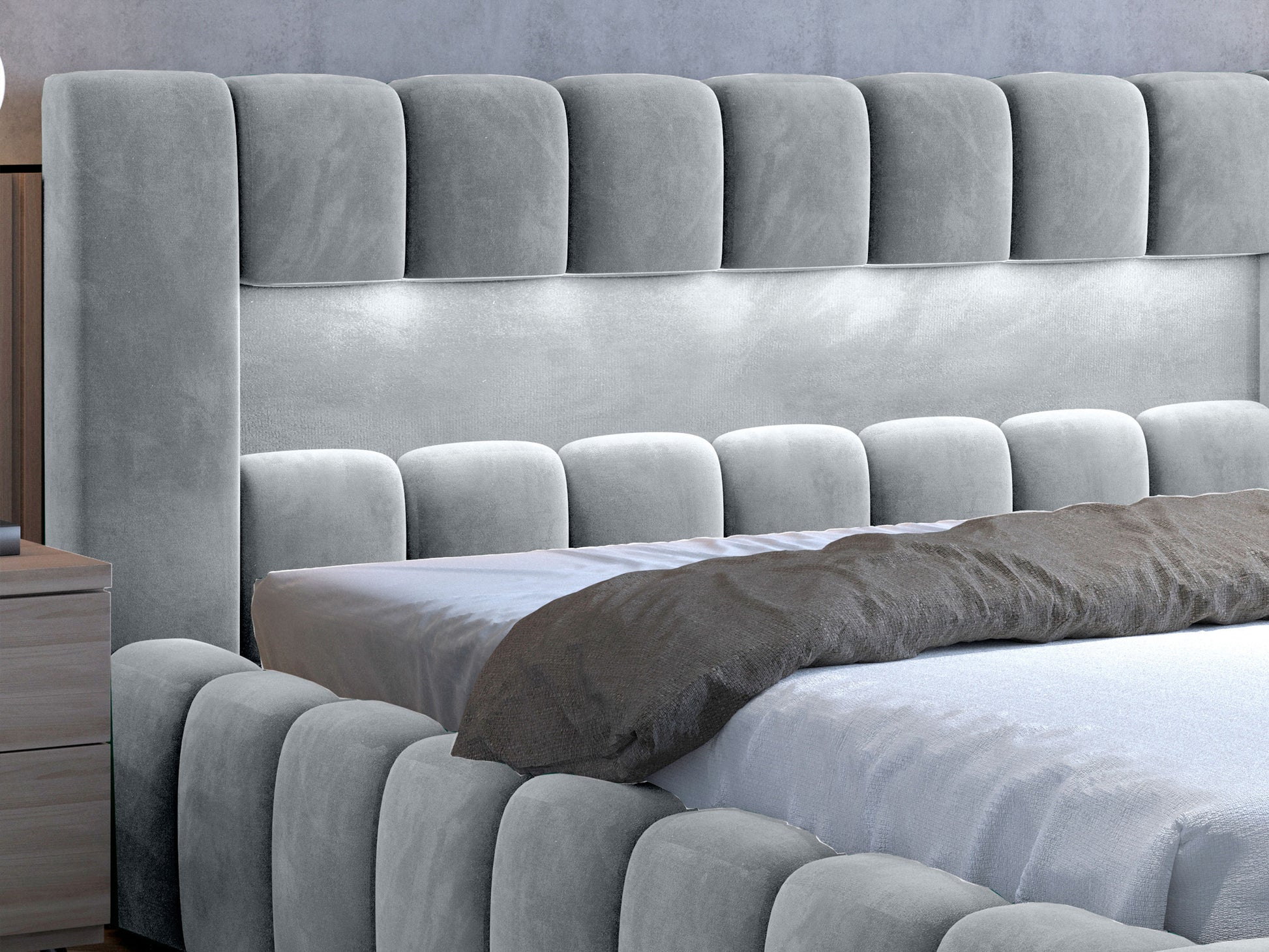 Zbliżenie wezgłowia z listwą LED w łóżku Lamica 160x200, tapicerka Monolith 84 jasnoszary.