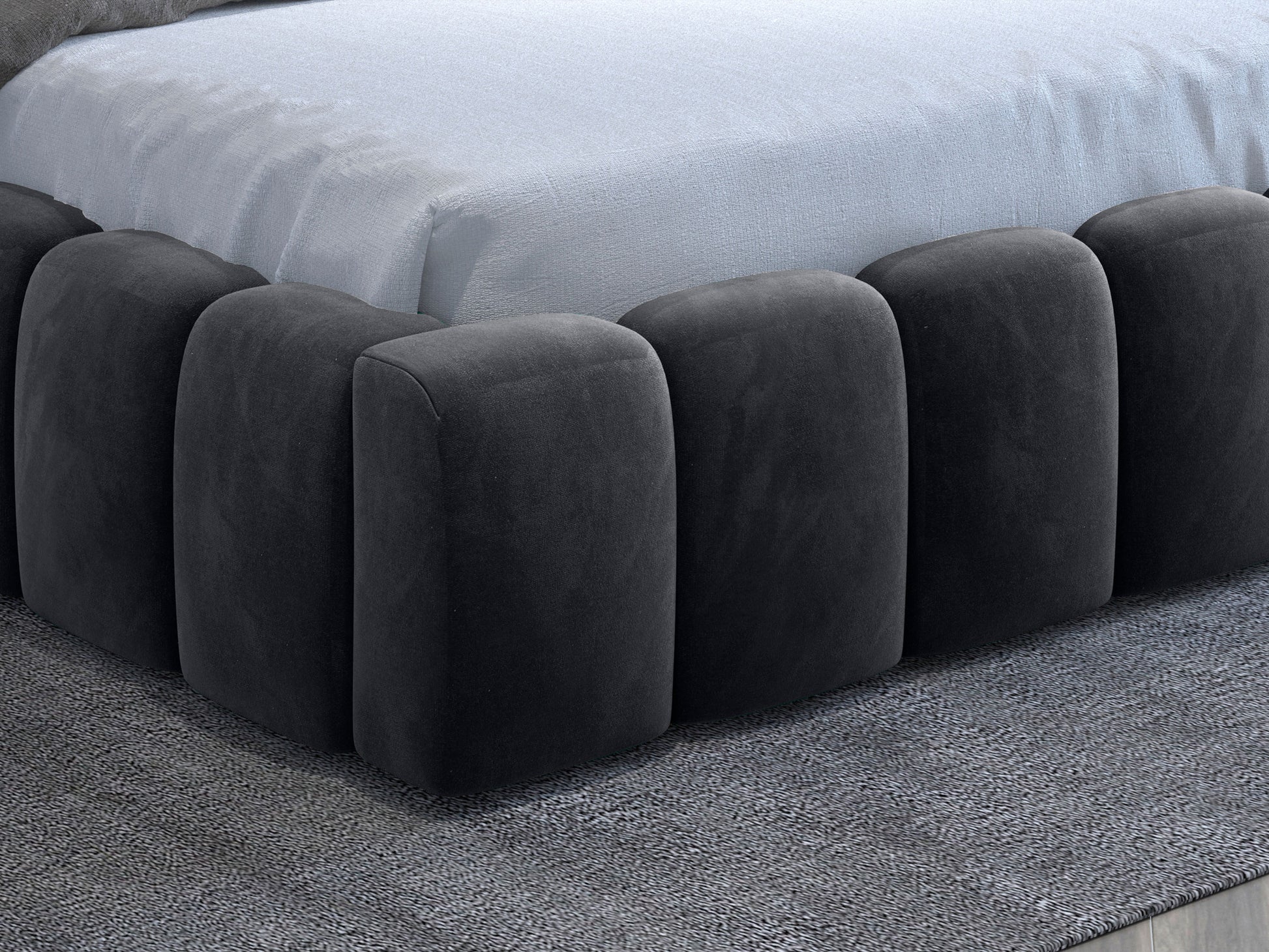 Zbliżenie na narożnik łóżka Lamica Monolith 85 szary, pikowana tapicerka w kształcie zaokrąglonych bloków.