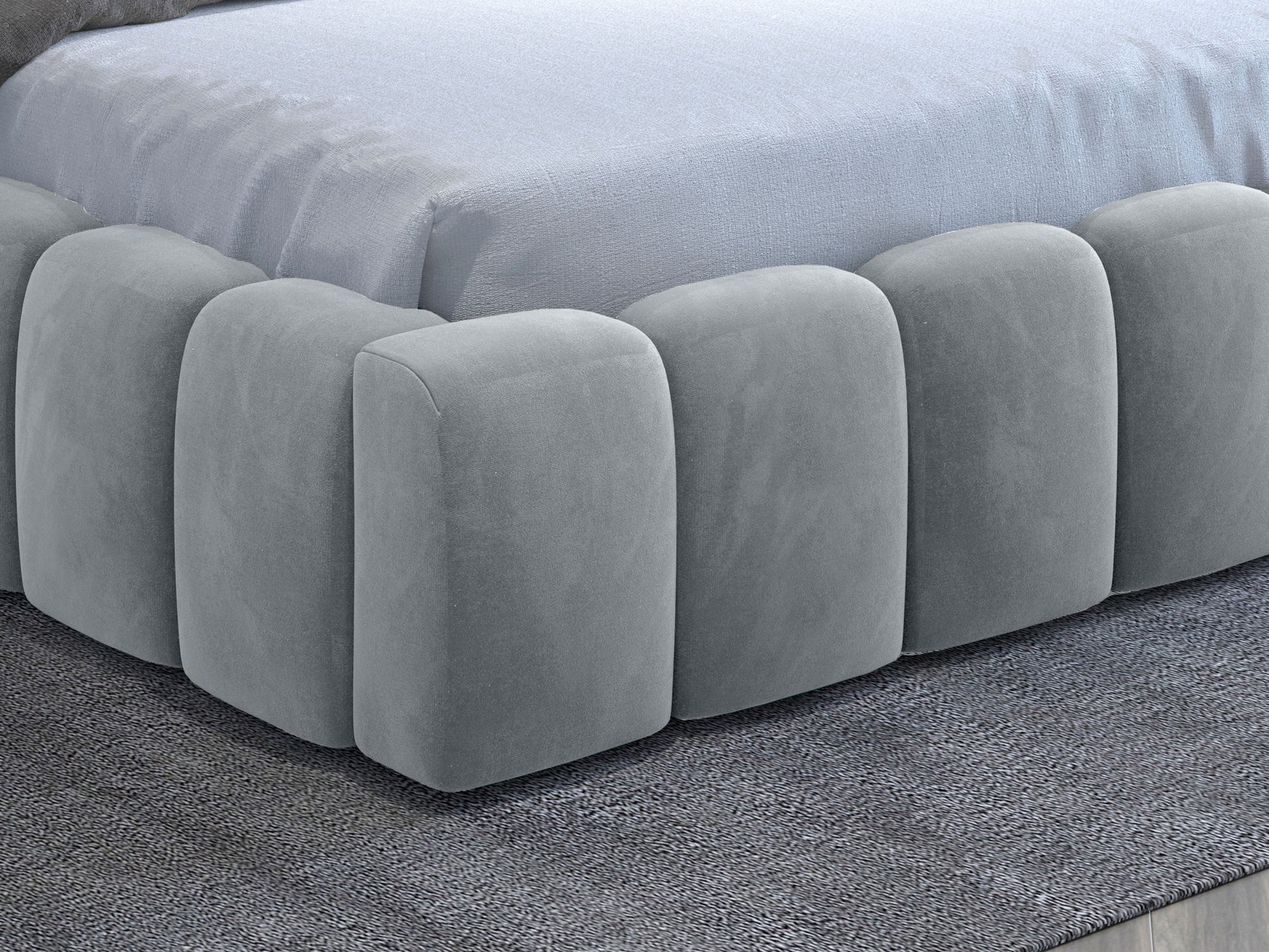 Detal boków łóżka Lamica 180x200 cm w jasnoszarym kolorze Monolith 84, tapicerowanych miękkim welurem.