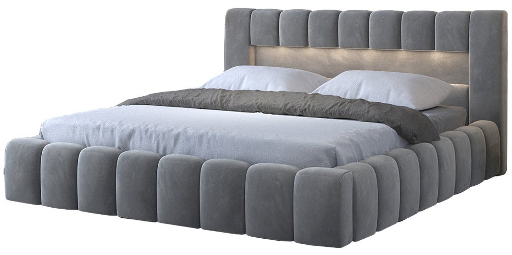 Łóżko tapicerowane Lamica 180x200 cm w kolorze Monolith 84 jasnoszary z oświetleniem LED w zagłówku, widok z przodu pod skosem.