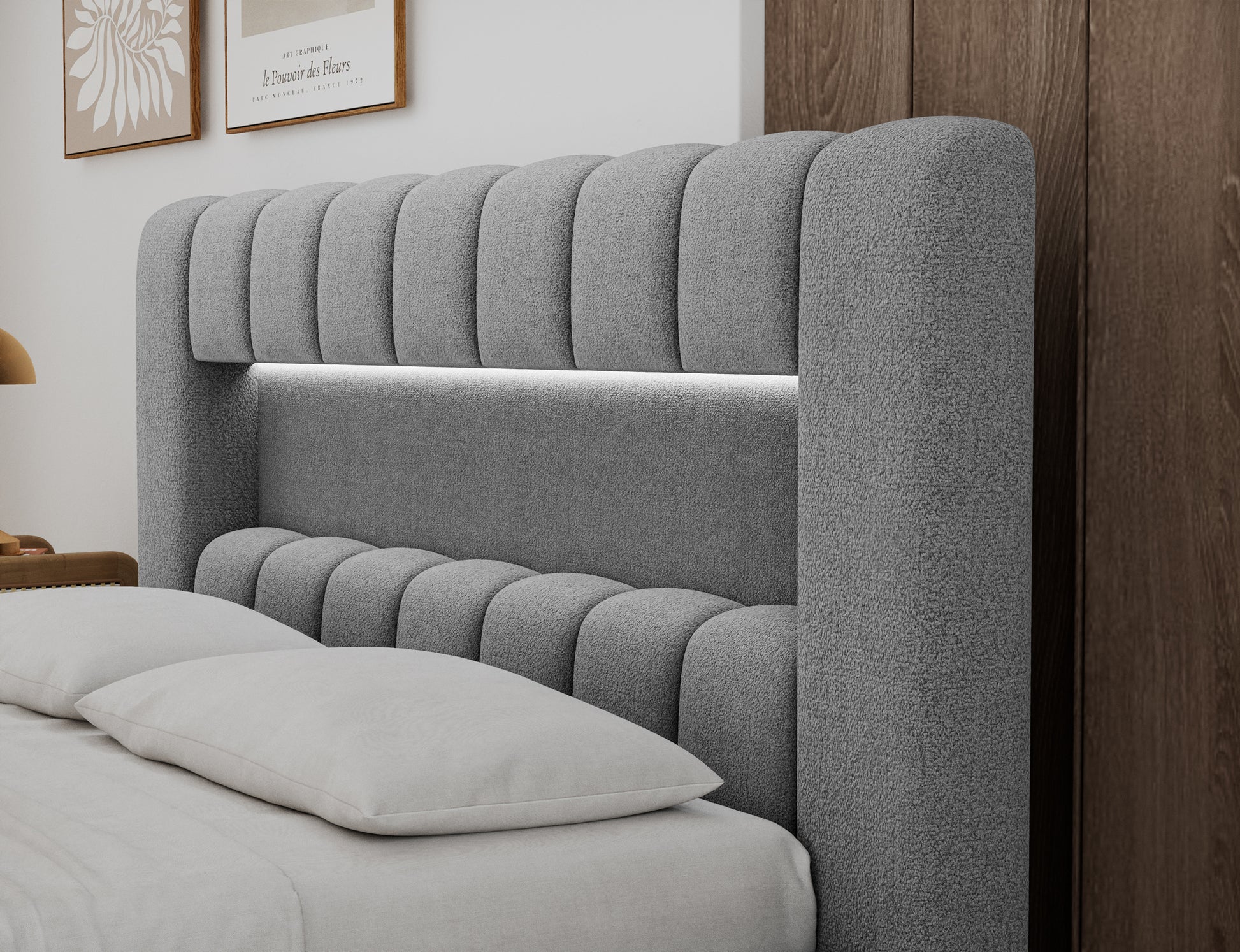 Zagłówek łóżka Lamica II w tkaninie Royal 04 jasny stalowy, z białym LED i miękkimi pionowymi panelami widocznymi z bliska