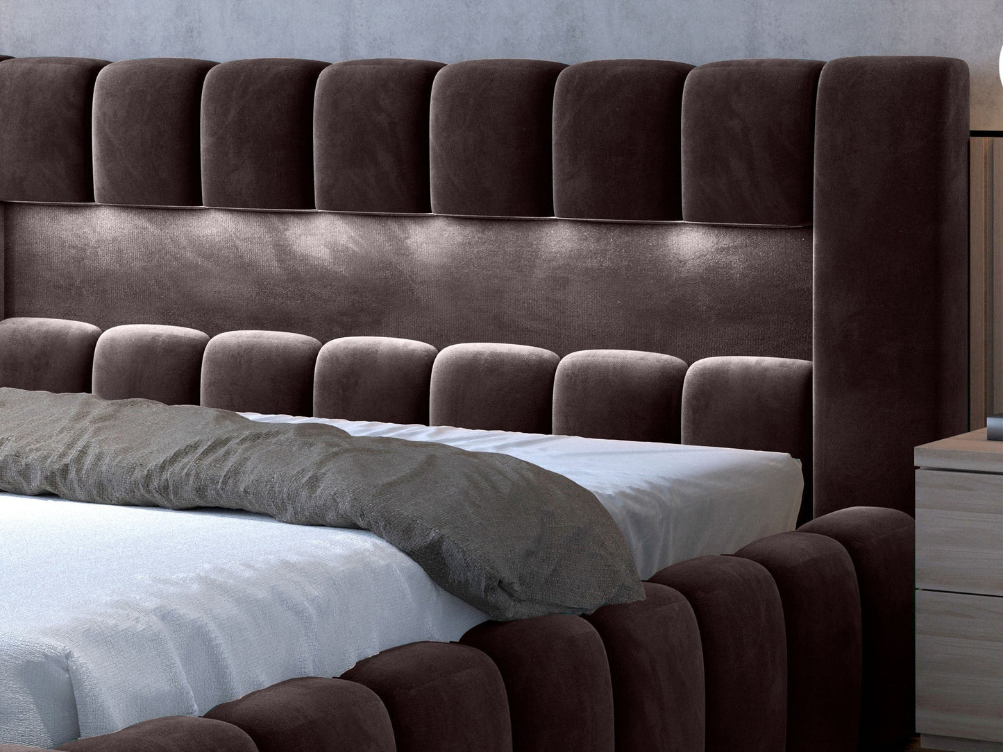 Detal miękkiej tkaniny i pikowania zagłówka łóżka Lamica II Monolith 29 brązowy wraz z widocznym podświetleniem.