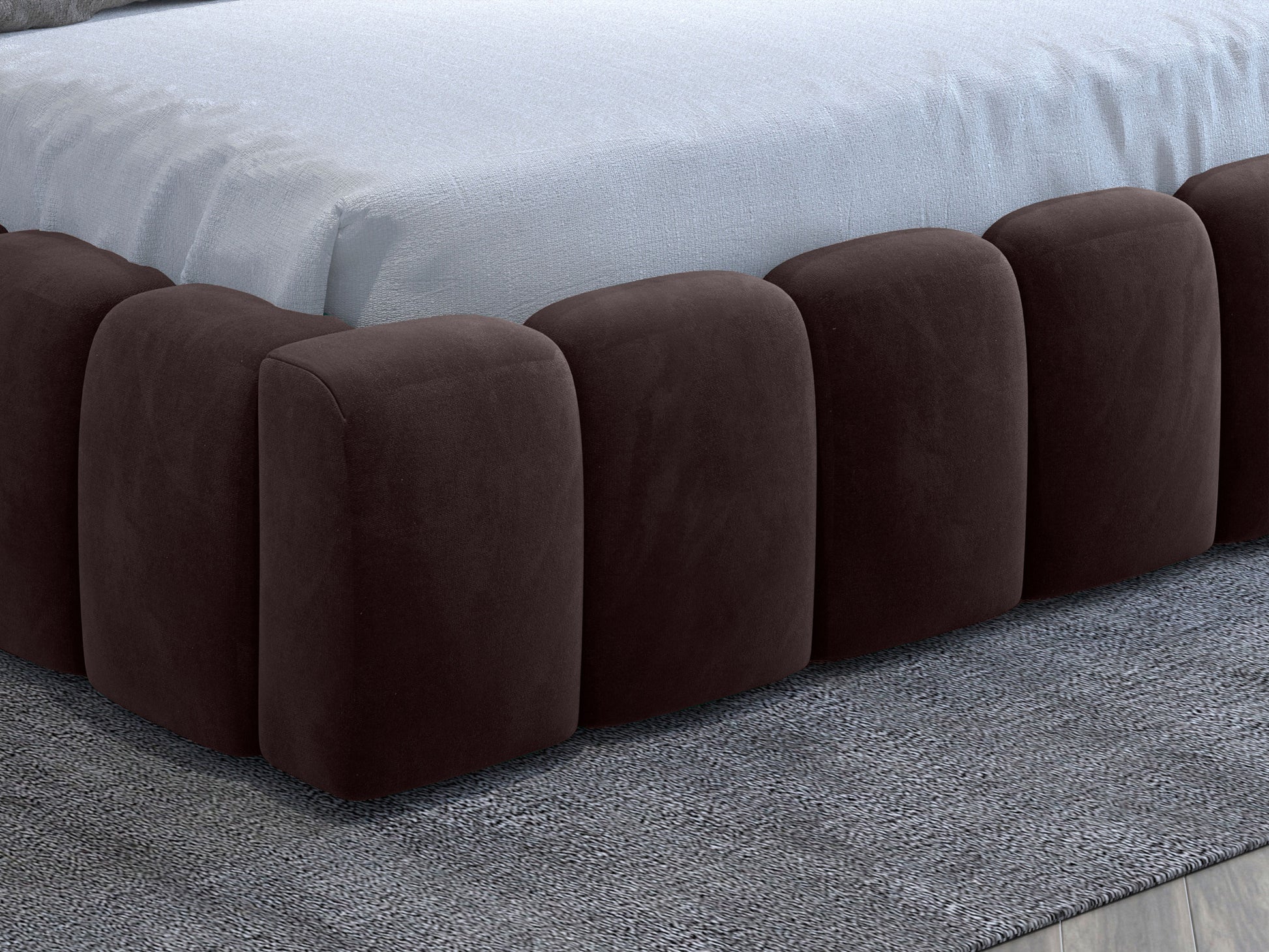 Detal zaokrąglonych modułów tapicerowanej podstawy łóżka Lamica II Monolith 29 brązowy.