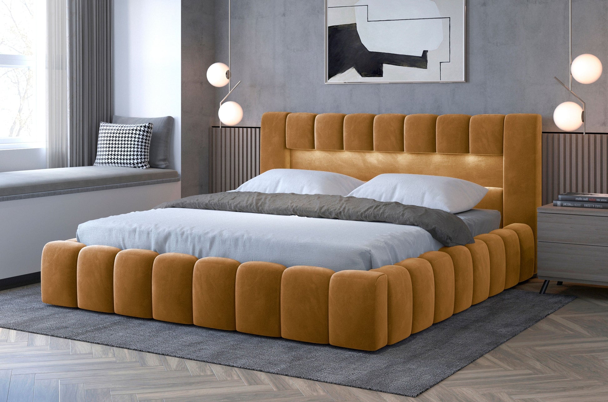 Łóżko Lamica II Monolith 48 miodowy 140×200 cm w nowoczesnej sypialni z betonową ścianą i wiszącymi lampami.