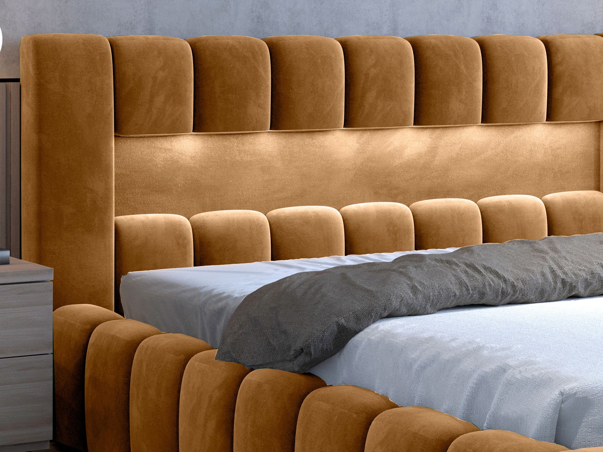 Detal górnej części zagłówka z wbudowanym podświetleniem LED łóżka Lamica II Monolith 48 miodowy przy betonowej ścianie.