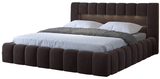 Łóżko tapicerowane Lamica II 160x200 cm w kolorze Monolith 29 brązowy, widok z przodu pod kątem, z oświetleniem LED w zagłówku.
