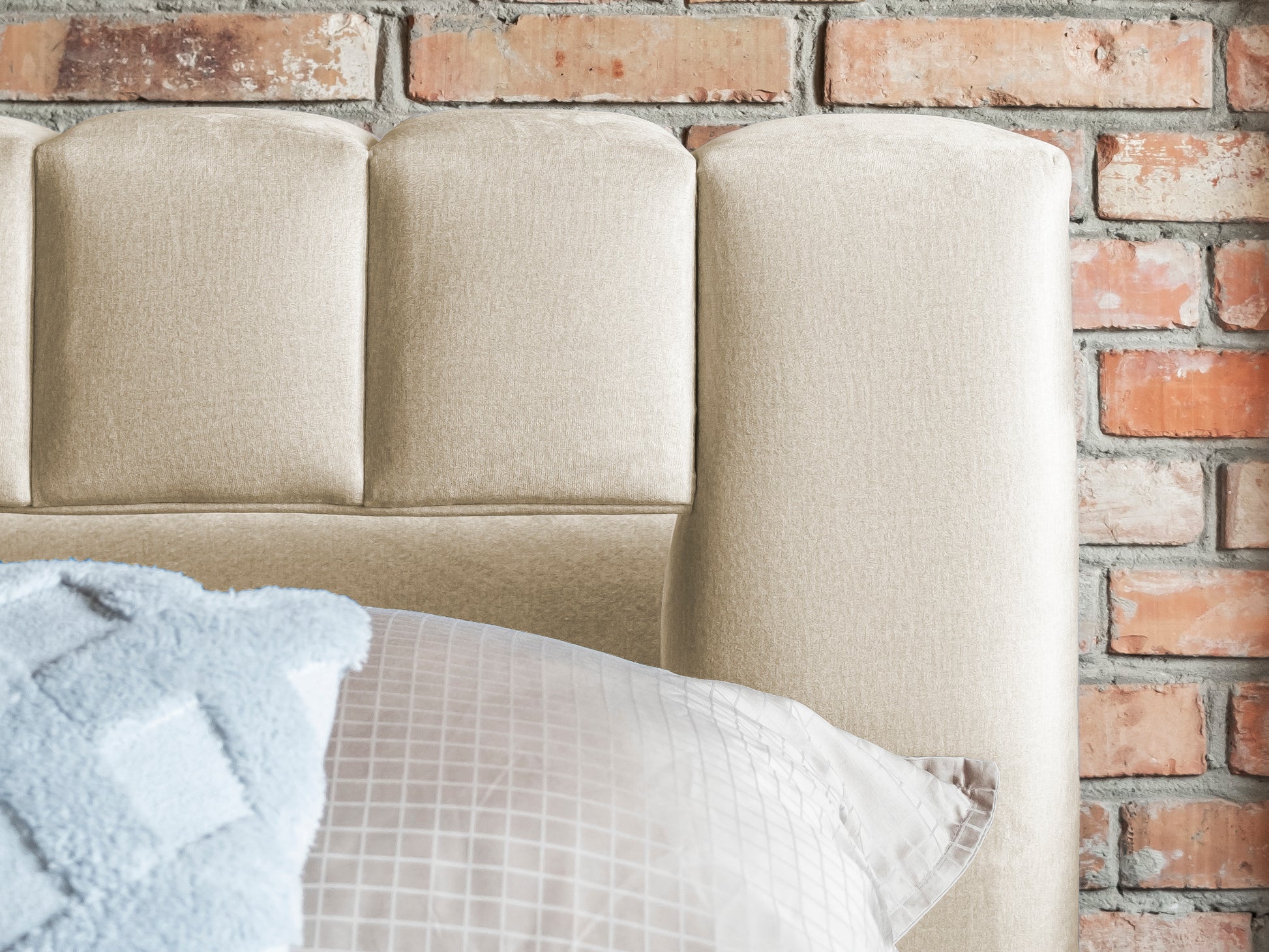 Wezgłowie łóżka Lamica II 180x200 cm – beżowa tkanina Monolith 04 w geometrycznym pikowaniu.