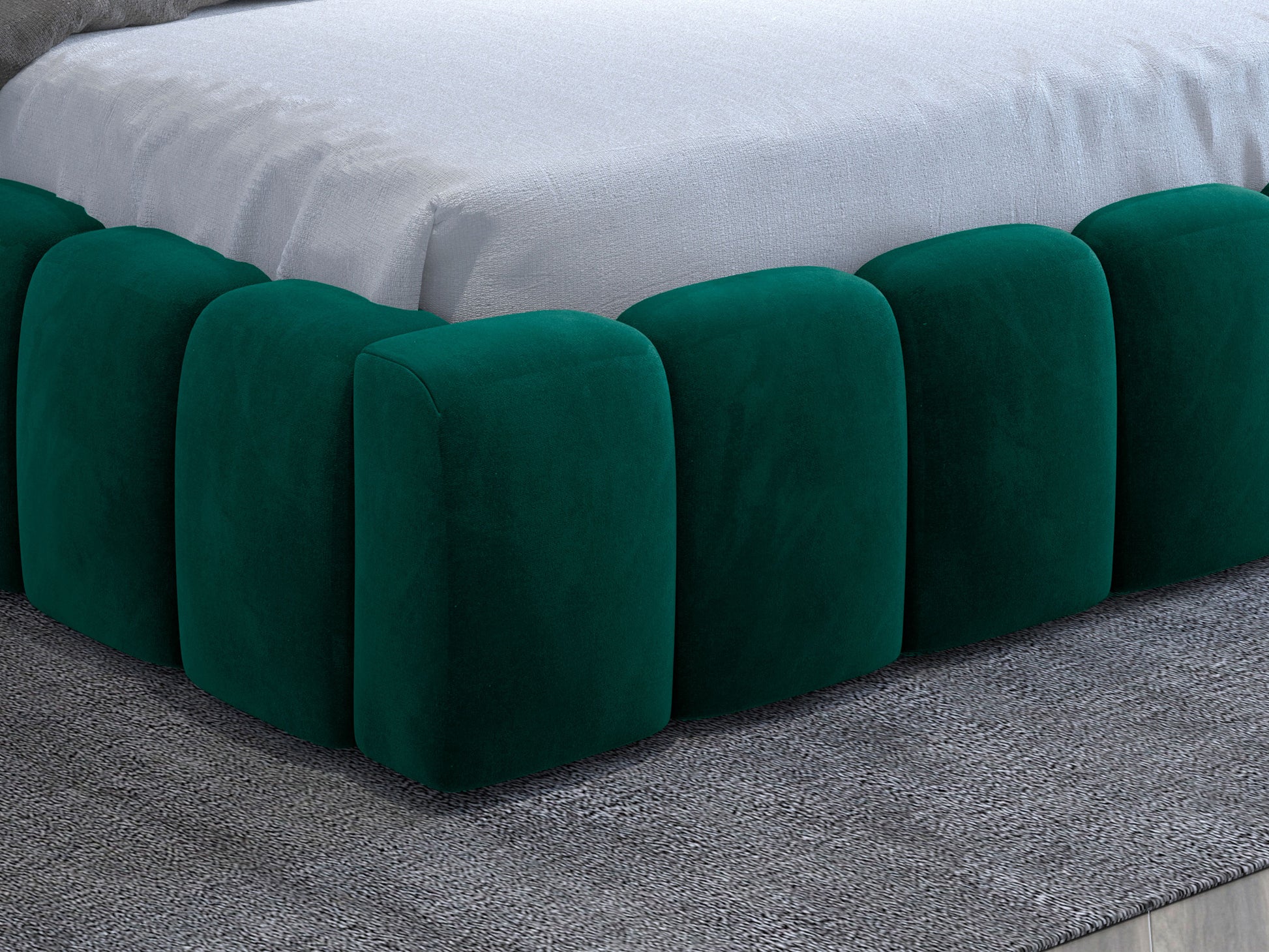 Boki łóżka Lamica II 180x200 cm w kolorze Monolith 37 butelkowozielony – zbliżenie na tapicerkę.