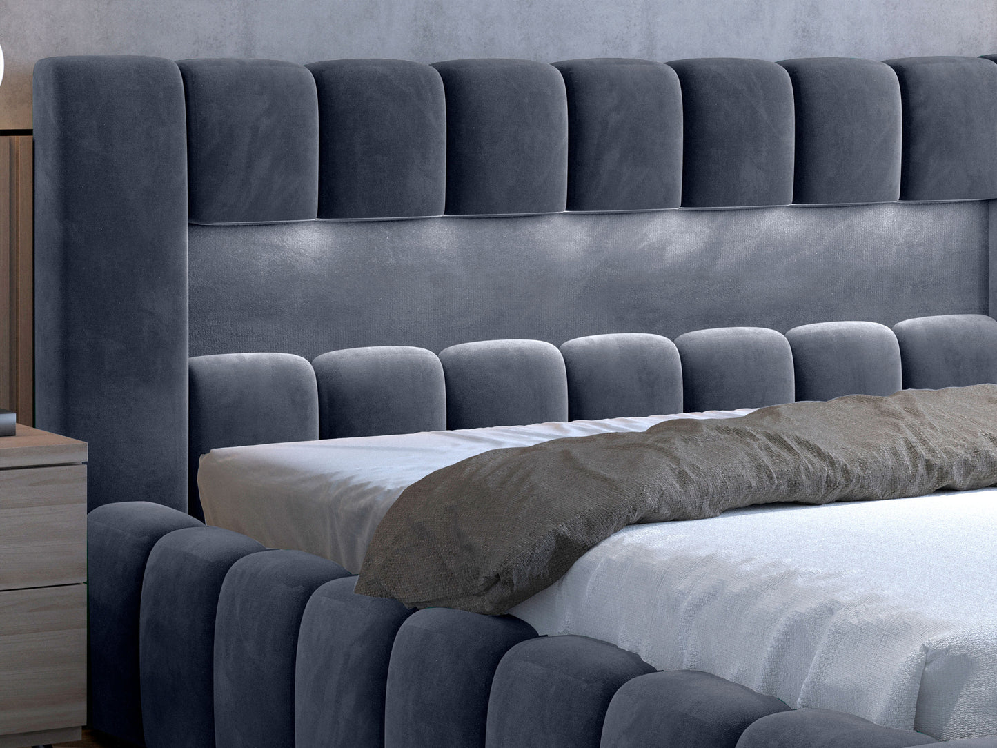 Zbliżenie na tapicerowany zagłówek łóżka Lamica II 180x200 cm Monolith 97 ciemnoszary z włączonym oświetleniem LED.