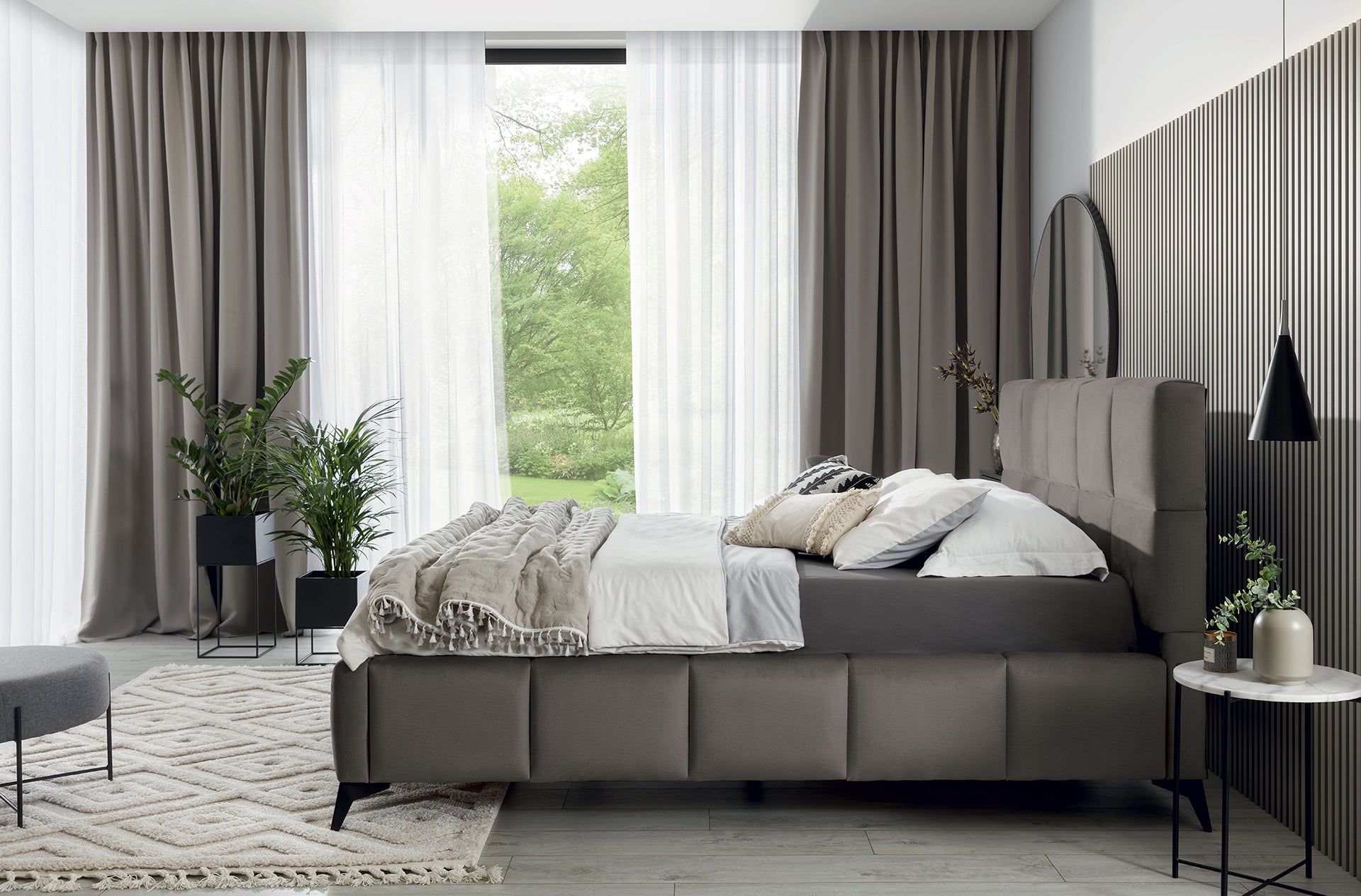Łóżko Mist w odcieniu Loco 04 szary, rozmiar 160x200 cm, widok z boku w eleganckiej sypialni z jasnymi zasłonami i dekoracyjnymi poduszkami.