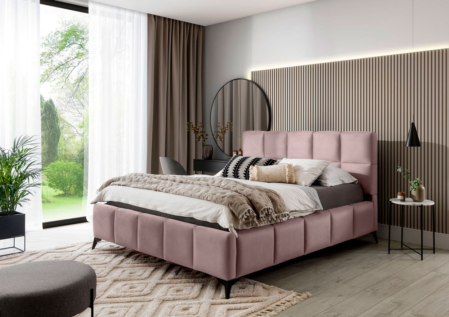 Łóżko Mist w odcieniu Loco 24 jasnoróżowy 160x200 cm ustawione w nowoczesnej sypialni z dużym oknem i eleganckimi dodatkami.